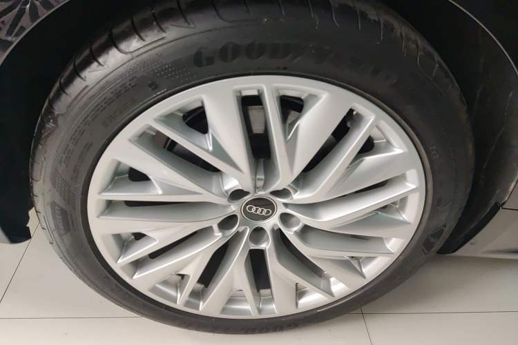 Used Audi A7L 2024 45TFSI S-line Dream-Building Edition Flow Crystal Package Right Rear Wheel Hub