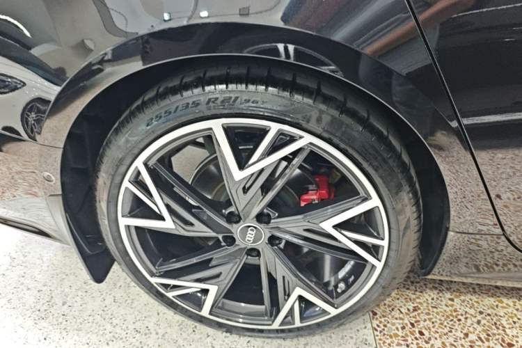 Used Audi A7L 2024 45 TFSI quattro Black Warrior Edition Right Rear Wheel Hub