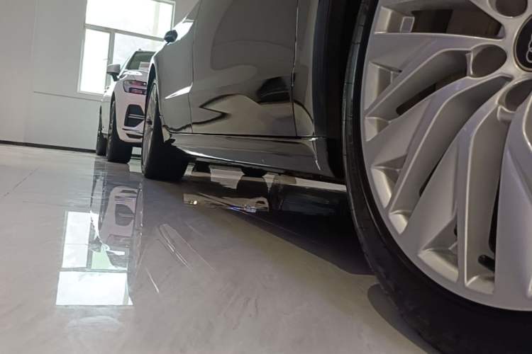 Used Audi A7L 2024 45TFSI S-line Dream-Building Edition Flow Crystal Package Right Side Sill