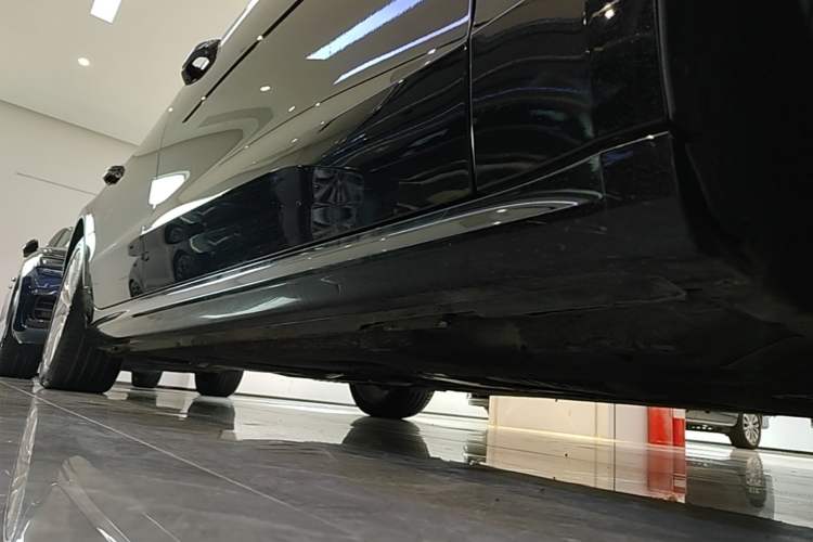 Used Audi A7L 2024 45TFSI S-line Dream-Building Edition Flow Crystal Package Right Side Sill