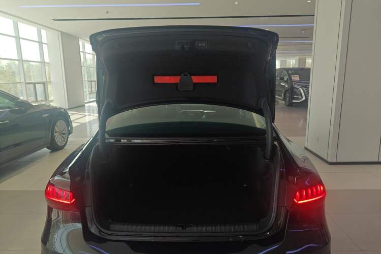 Used Audi A7L 2024 45TFSI S-line Dream-Building Edition Flow Crystal Package Trunk