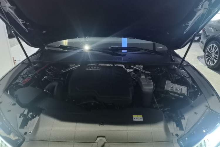 Used Audi A7L 2024 45TFSI S-line Dream-Building Edition Flow Crystal Package Engine Bay
