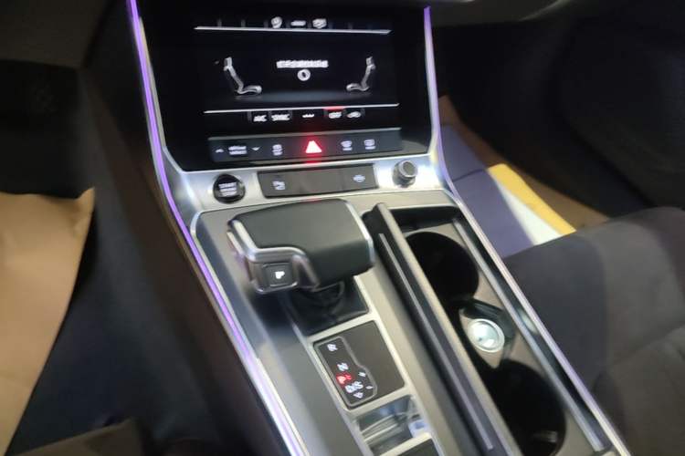 Used Audi A7L 2024 45TFSI S-line Dream-Building Edition Flow Crystal Package Gear Lever
