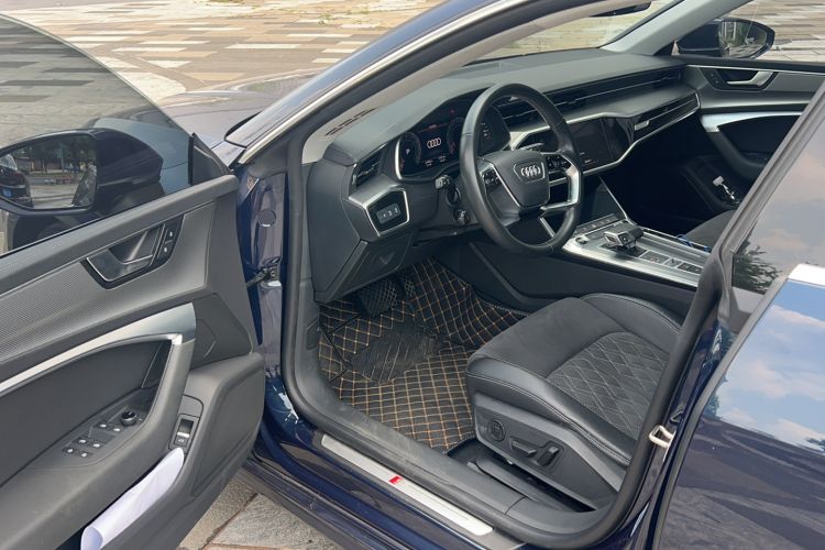 Used Audi A7L 2024 45TFSI quattro S-line Visionary Edition Flow Crystal Package Interior 2