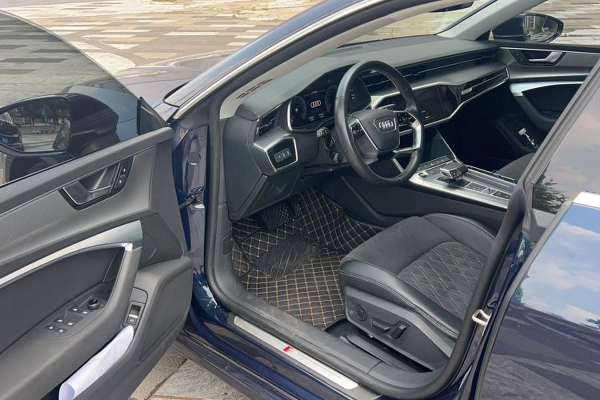 Used Audi A7L 2024 45TFSI quattro S-line Visionary Edition Flow Crystal Package Interior 2