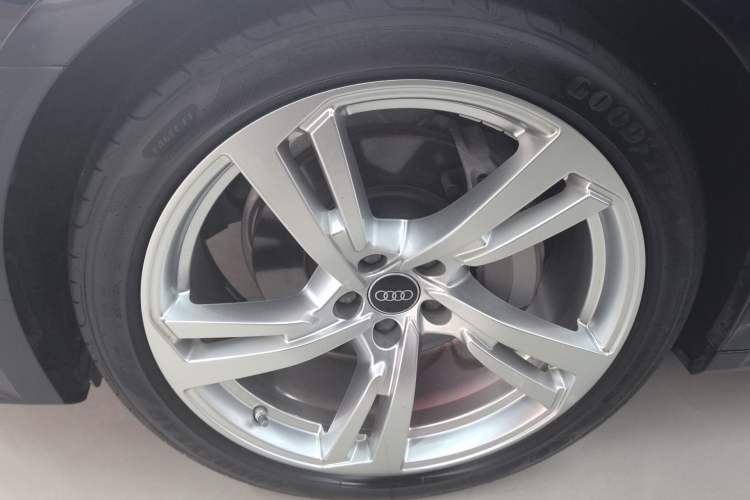Used Audi A7L 2024 45TFSI quattro S-line Visionary Edition Flow Crystal Package Left Front Wheel Hub