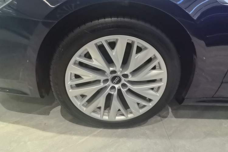 Used Audi A7L 2024 45TFSI S-line Dream-Building Edition Flow Crystal Package Left Front Wheel Hub
