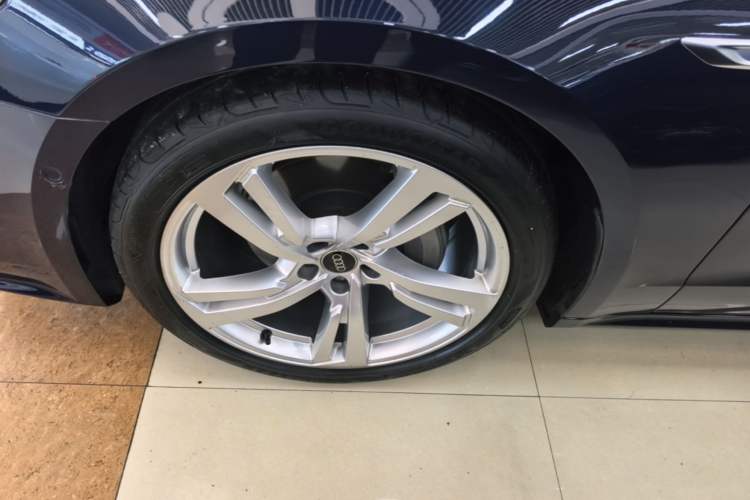 Used Audi A7L 2024 45TFSI quattro S-line Visionary Edition Flow Crystal Package Left Front Wheel Hub