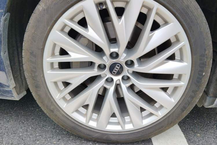 Used Audi A7L 2024 45TFSI S-line Dream-Building Edition Flow Crystal Package Right Front Wheel Hub