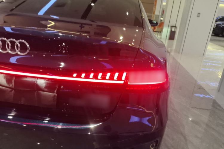 Used Audi A7L 2024 45TFSI S-line Dream-Building Edition Flow Crystal Package Right Rear Taillight