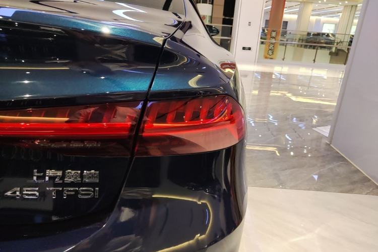 Used Audi A7L 2024 45TFSI S-line Dream-Building Edition Flow Crystal Package Right Rear Taillight