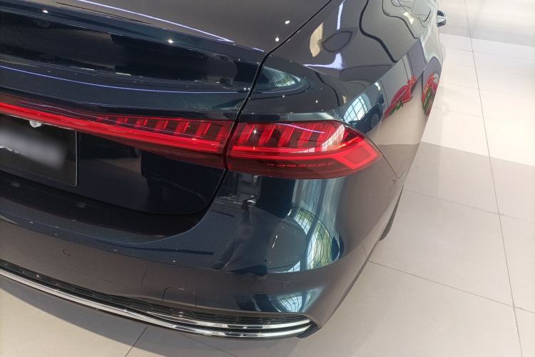 Used Audi A7L 2024 45TFSI S-line Dream-Building Edition Flow Crystal Package Right Rear Taillight