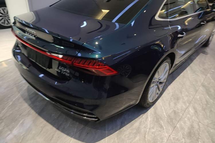 Used Audi A7L 2024 45TFSI S-line Dream-Building Edition Flow Crystal Package Right Rear Taillight