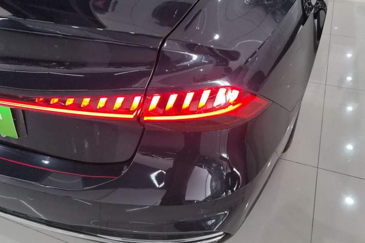 Used Audi A7L 2024 45TFSI quattro S-line Visionary Edition Flow Crystal Package Right Rear Taillight