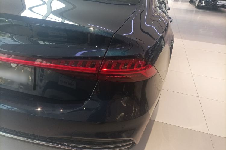 Used Audi A7L 2024 45TFSI S-line Dream-Building Edition Flow Crystal Package Right Rear Taillight