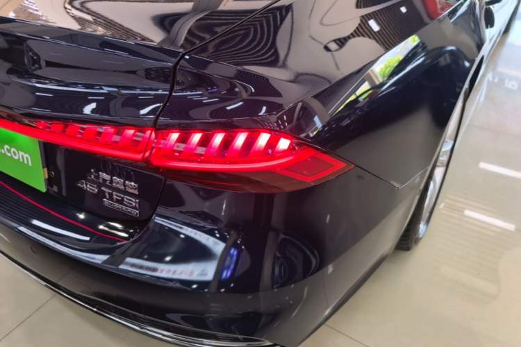 Used Audi A7L 2024 45TFSI quattro S-line Visionary Edition Flow Crystal Package Right Rear Taillight