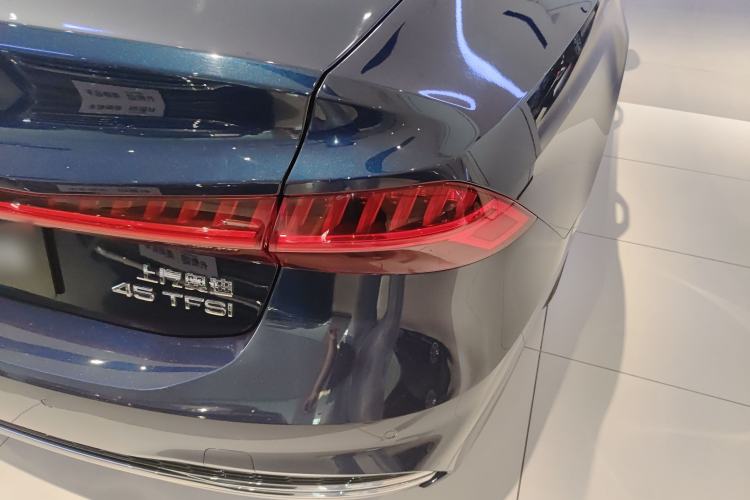 Used Audi A7L 2024 45TFSI S-line Dream-Building Edition Flow Crystal Package Right Rear Taillight