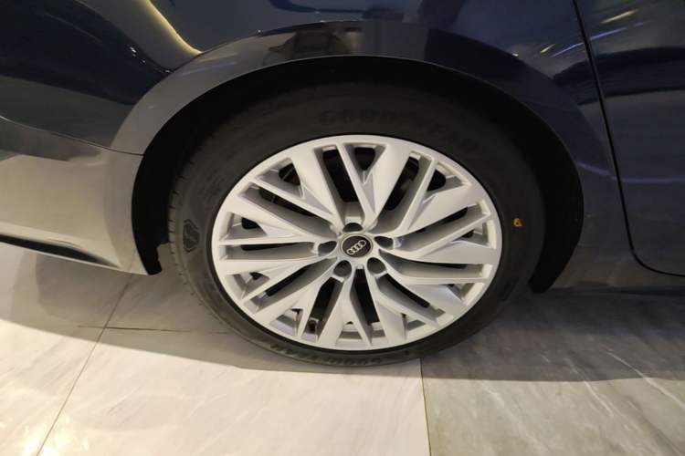Used Audi A7L 2024 45TFSI S-line Dream-Building Edition Flow Crystal Package Right Rear Wheel Hub