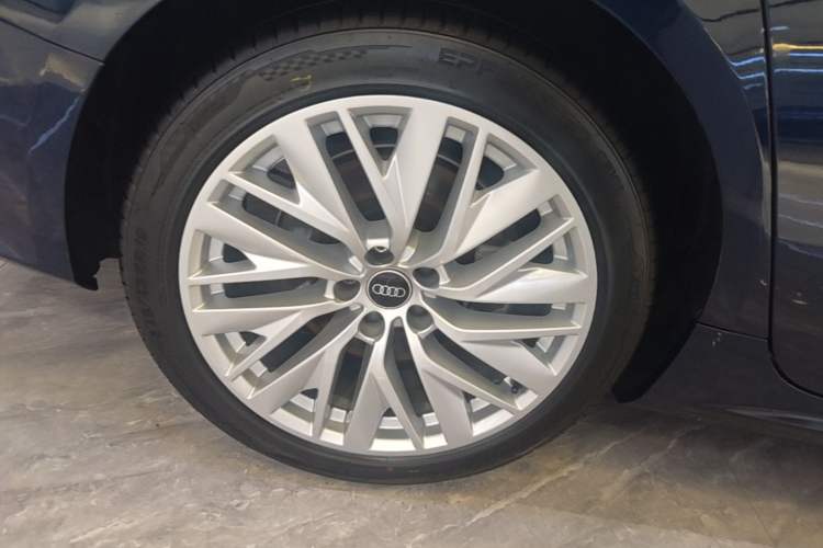 Used Audi A7L 2024 45TFSI S-line Dream-Building Edition Flow Crystal Package Right Rear Wheel Hub