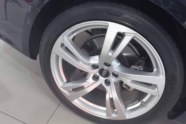 Used Audi A7L 2024 45TFSI quattro S-line Visionary Edition Flow Crystal Package Right Rear Wheel Hub