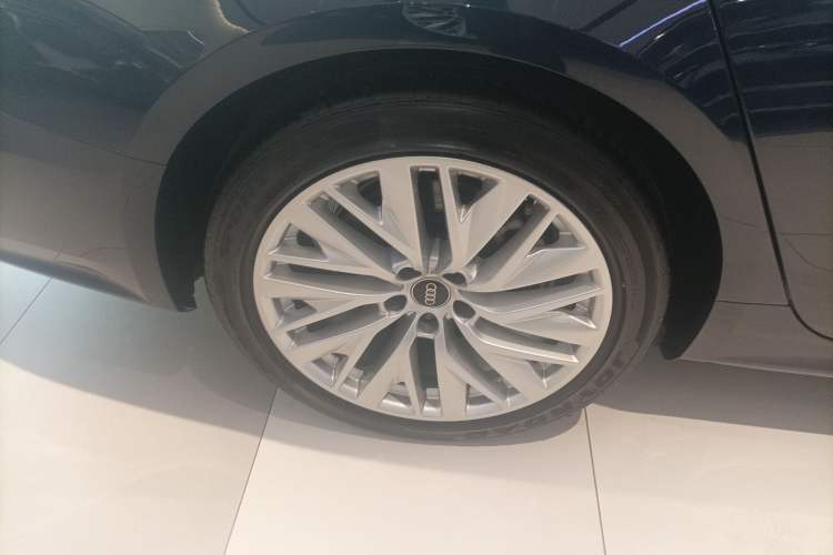 Used Audi A7L 2024 45TFSI S-line Dream-Building Edition Flow Crystal Package Right Rear Wheel Hub