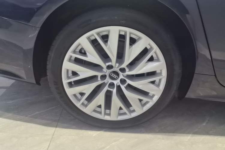Used Audi A7L 2024 45TFSI S-line Dream-Building Edition Flow Crystal Package Right Rear Wheel Hub