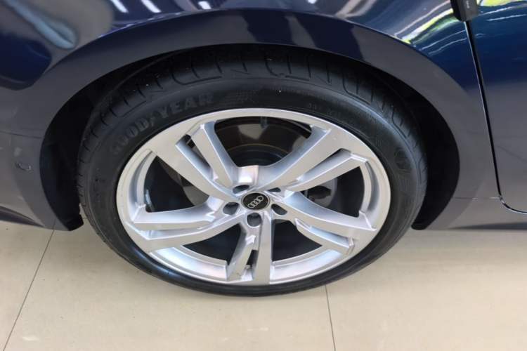 Used Audi A7L 2024 45TFSI quattro S-line Visionary Edition Flow Crystal Package Right Rear Wheel Hub