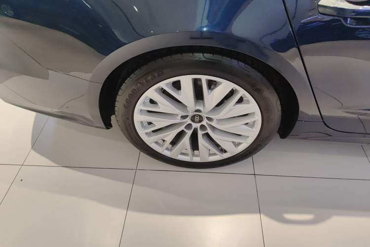 Used Audi A7L 2024 45TFSI S-line Dream-Building Edition Flow Crystal Package Right Rear Wheel Hub