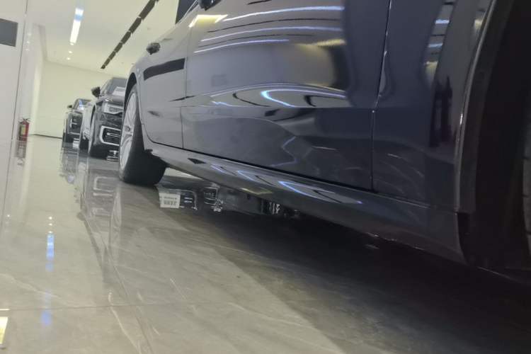 Used Audi A7L 2024 45TFSI S-line Dream-Building Edition Flow Crystal Package Right Side Sill