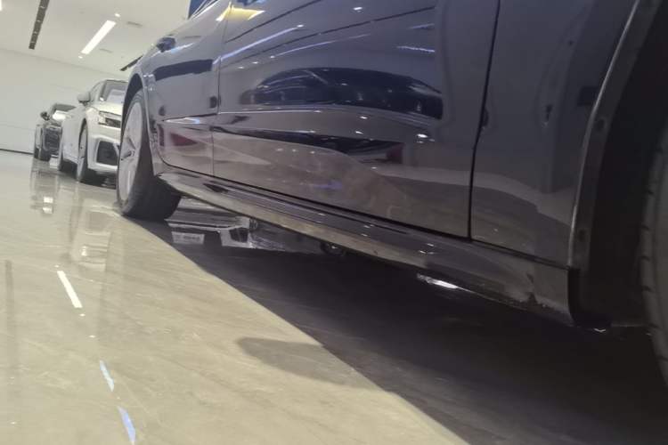 Used Audi A7L 2024 45TFSI S-line Dream-Building Edition Flow Crystal Package Right Side Sill