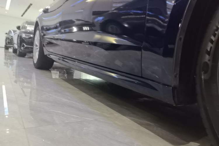 Used Audi A7L 2024 45TFSI S-line Dream-Building Edition Flow Crystal Package Right Side Sill