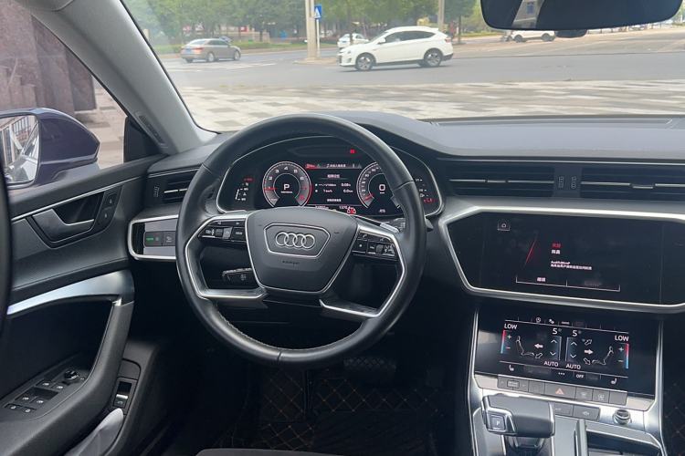 Used Audi A7L 2024 45TFSI quattro S-line Visionary Edition Flow Crystal Package Steering Wheel