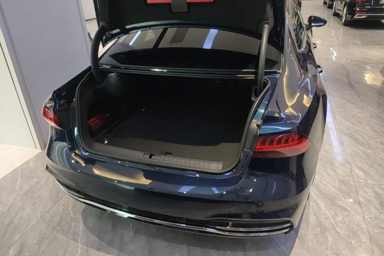 Used Audi A7L 2024 45TFSI S-line Dream-Building Edition Flow Crystal Package Trunk