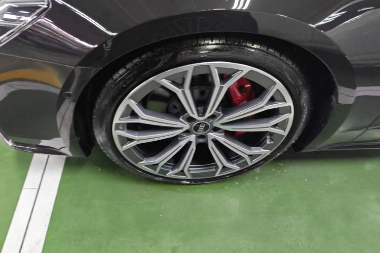 Used Audi A7L 2024 55TFSI quattro S-line Boundary Edition Flow Crystal Package Left Front Wheel Hub