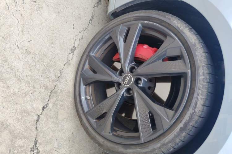 Used Audi A7L 2024 55 TFSI quattro RS Performance Edition Right Front Wheel Hub