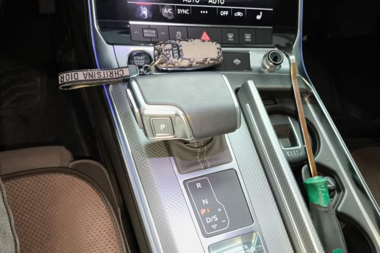 Used Audi A7L 2024 45TFSI quattro S-line Visionary Edition Flow Crystal Package Gear Lever