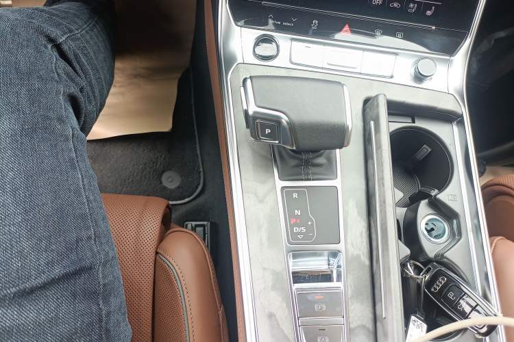 Used Audi A7L 2024 55TFSI quattro S-line Zhiyuan Edition with Obsidian Black Package Gear Lever
