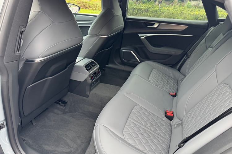 Used Audi A7L 2024 45TFSI quattro S-line Visionary Edition Flow Crystal Package Interior 1
