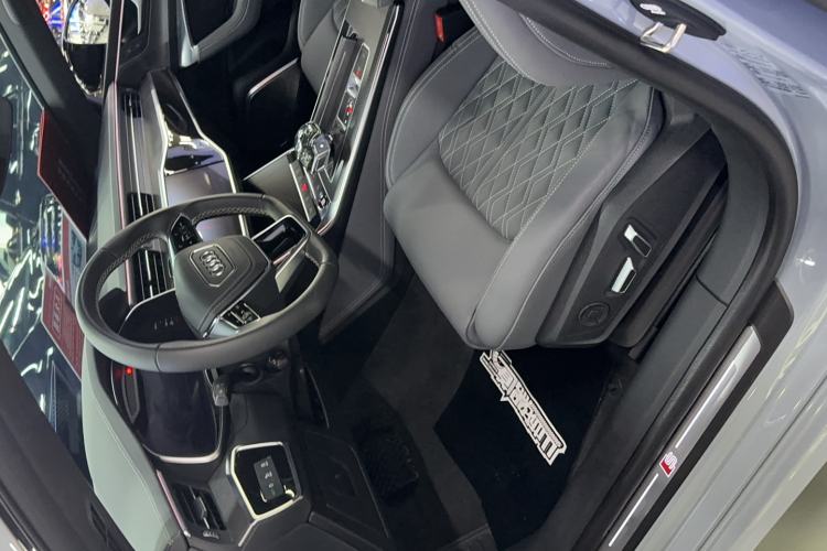 Used Audi A7L 2024 45TFSI quattro S-line Visionary Edition Flow Crystal Package Interior 2