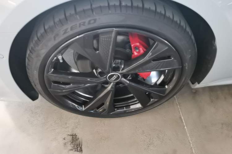 Used Audi A7L 2024 45 TFSI quattro RS Performance Edition Left Front Wheel Hub