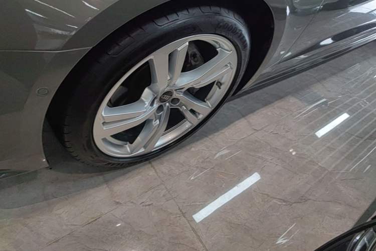 Used Audi A7L 2024 45TFSI quattro S-line Visionary Edition Flow Crystal Package Left Front Wheel Hub