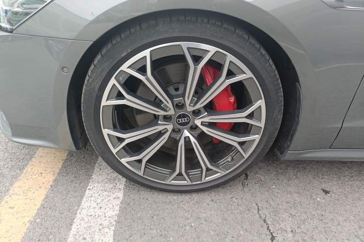 Used Audi A7L 2024 55TFSI quattro S-line Zhiyuan Edition with Obsidian Black Package Left Front Wheel Hub