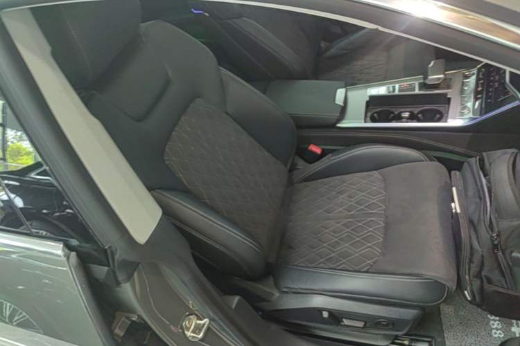 Used Audi A7L 2024 45TFSI quattro S-line Visionary Edition Flow Crystal Package Right Front Seat