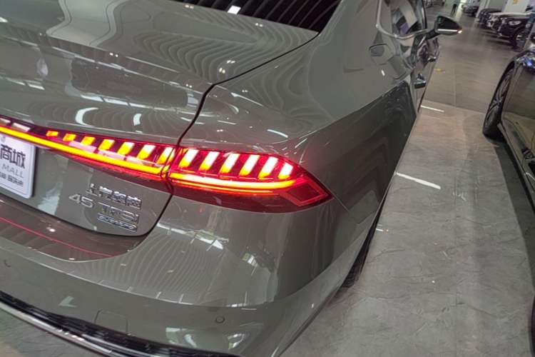 Used Audi A7L 2024 45TFSI quattro S-line Visionary Edition Flow Crystal Package Right Rear Taillight