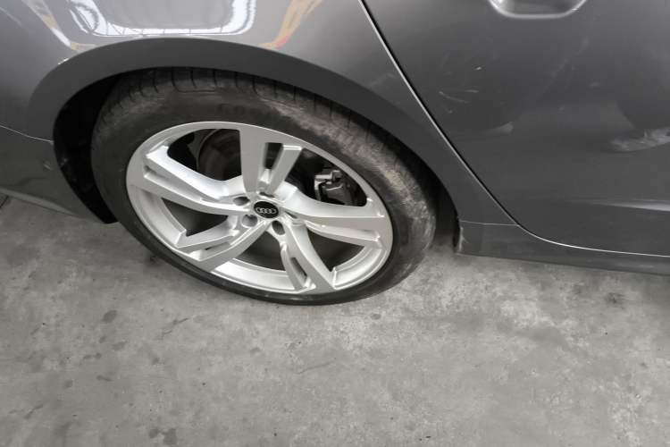 Used Audi A7L 2024 45TFSI quattro S-line Visionary Edition Flow Crystal Package Right Rear Wheel Hub