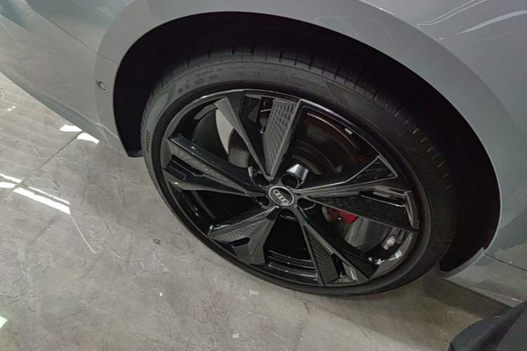 Used Audi A7L 2024 55 TFSI quattro Flagship Model Right Rear Wheel Hub