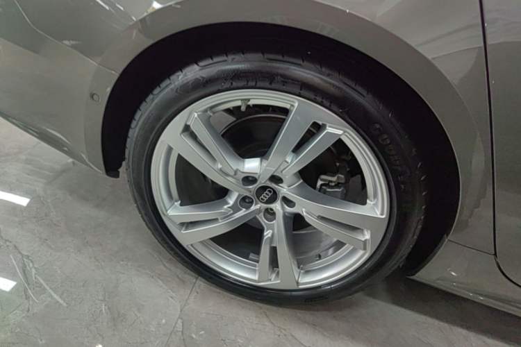 Used Audi A7L 2024 45TFSI quattro S-line Visionary Edition Flow Crystal Package Right Rear Wheel Hub