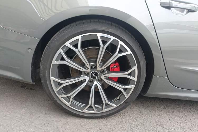 Used Audi A7L 2024 55TFSI quattro S-line Zhiyuan Edition with Obsidian Black Package Right Rear Wheel Hub