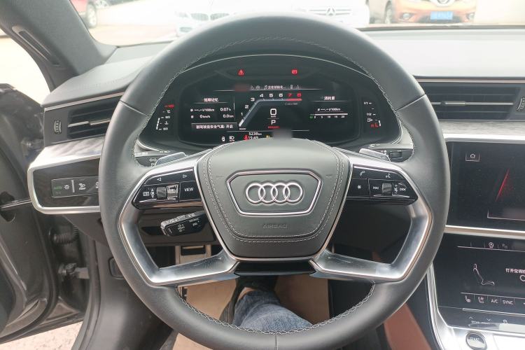 Used Audi A7L 2024 55TFSI quattro S-line Zhiyuan Edition with Obsidian Black Package Steering Wheel