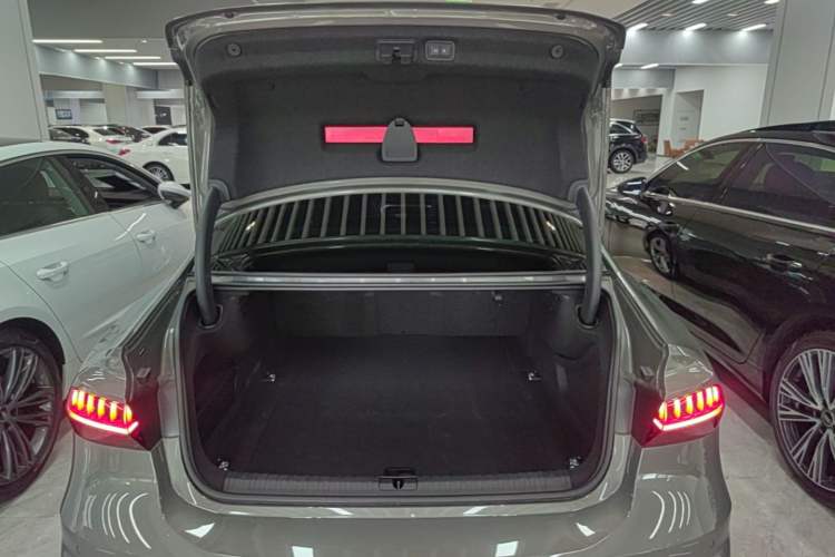 Used Audi A7L 2024 45TFSI quattro S-line Visionary Edition Flow Crystal Package Trunk